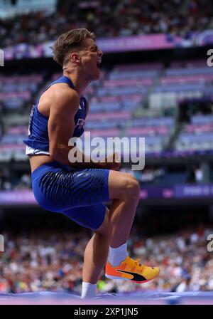 Paris, France. 3 août 2024. Thibaut collet de France célèbre la qualification masculine de voûte à la perche en athlétisme aux Jeux Olympiques de Paris 2024 à Paris, France, le 3 août 2024. Crédit : Li Ming/Xinhua/Alamy Live News Banque D'Images