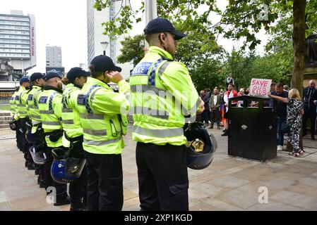 Manchester, Royaume-Uni, 3 août 2024. Protestation sur le thème: "Stand Up for your country suffit, c'est assez", avec une contre-protestation: "Stand Up to Racism" manifestation, Piccadilly Gardens, centre de Manchester, Royaume-Uni, à la suite de l'agression meurtrière de trois jeunes filles à Southport et des violentes émeutes qui ont suivi. Une ligne de policiers divise les deux groupes de manifestants. Crédit : Terry Waller/Alamy Live News Banque D'Images