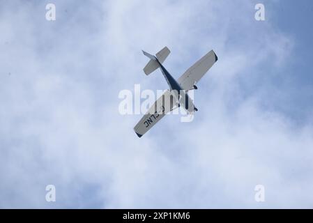 Les photos montrent un avion léger, un Cessna 152, reconnaissance d'avion G-CLNC survolant Brackla, Bridgend, South Wales, Royaume-Uni, juillet 2024. Banque D'Images