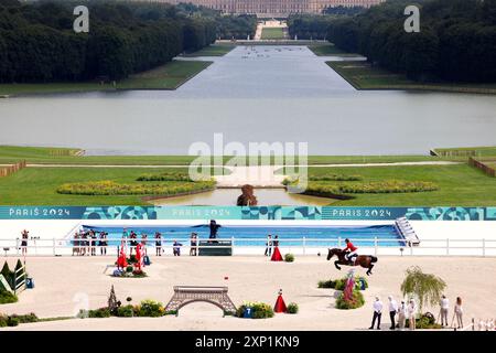 Paris, France. 02 août 2024. Jeux olympiques de Paris : équestre. Aperçu du site équestre de Versailles avec Château de Versailles en arrière-plan. Richard Vogel d'Allemagne chevauchant United Touch sur le parcours. Crédit : Adam Stoltman/Alamy Live News Banque D'Images