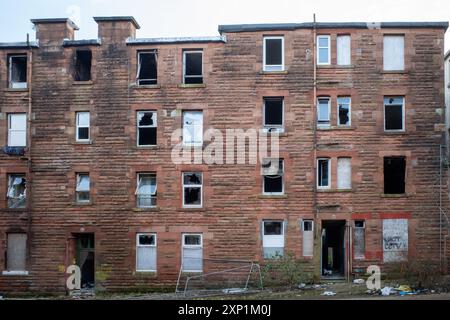 Façade abandonnée et incendiée du bâtiment Scottish Tenement à Clune Park, Port Glasgow. Un domaine immobilier abandonné qui a été laissé en décomposition. Banque D'Images