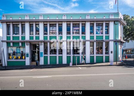 L'ancien bâtiment de l'assurance néo-zélandaise de 1932 est maintenant le Napier Art Deco Trust où commencent les visites de l'architecture de la ville Banque D'Images