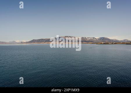 Paysage côtier islandais avec des montagnes. Région de Reykjavik, Islande. Banque D'Images