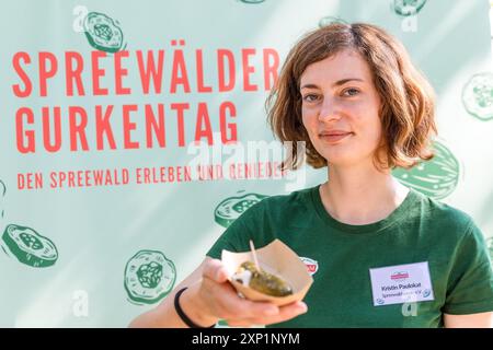 03 août 2024, Brandebourg, Golßen : Kristin Paulokat de l'Association Spreewald distribue des cornichons aux visiteurs de la Journée Gherkin. Les producteurs du Brandebourg, pour la plupart de la région de Spreewald, vendent des produits régionaux à la Gherkin Day, qui se décrit comme un «festival du goût régional». Photo : Frank Hammerschmidt/dpa Banque D'Images