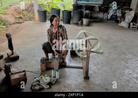 Le processus de fabrication de la soie au projet de sériculture Mulberry Organic Farm, Phonsavan, Xieng Khouang, Laos Banque D'Images