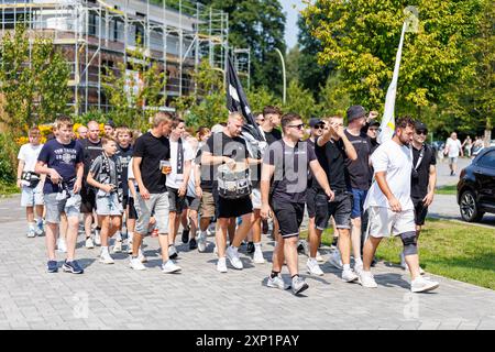 Fanmarsch der fans des SC Verl vor dem Spiel GER, SC Verl vs. SV Wehen Wiesbaden, Fussball, 3. Liga, Spielzeit 2024/2025, 03.08.2024 le Règlement DFL interdit toute utilisation de photographes comme séquences d'images et/ou quasi-vidéo. Foto : Eibner-Pressefoto / Jan Strohdiek Banque D'Images