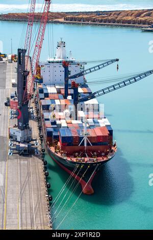 Le porte-conteneurs de 46 000 tonnes AS Nadia accostait à Port Napier, en Nouvelle-Zélande Banque D'Images