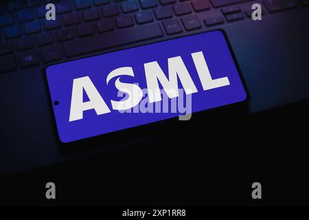 Paraguay. 03 août 2024. Dans cette illustration photo, le logo ASML Holding est affiché sur l'écran d'un smartphone. (Photo de Jaque Silva/SOPA images/SIPA USA) *** strictement à des fins éditoriales *** crédit : SIPA USA/Alamy Live News Banque D'Images