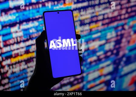 Paraguay. 03 août 2024. Dans cette illustration photo, le logo ASML Holding est affiché sur l'écran d'un smartphone. Crédit : SOPA images Limited/Alamy Live News Banque D'Images