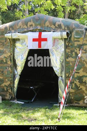 Vicence, VI, Italie - 10 mai 2024 : hôpital de tente militaire avec la Croix-Rouge Banque D'Images