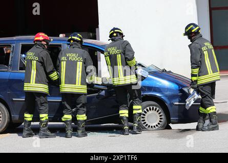 Vicence, VI, Italie - 23 mai 2024 : pompiers portant des uniformes avec un texte italien après un accident de la route et un accident de voiture Banque D'Images