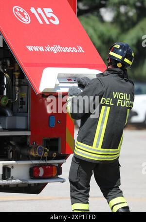 Vicenza, VI, Italie - 23 mai 2024 : pompier ouvrant le hayon du camion de pompiers pour obtenir son équipement et son numéro de téléphone Banque D'Images