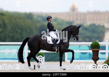 Versailles, France. 03 août 2024. Olympia, Paris 2024, sport équestre, dressage, équipe, finale, l'allemande Isabell Werth chevauche Wendy. Crédit : Rolf Vennenbernd/dpa/Alamy Live News Banque D'Images