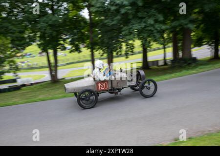 V.S.C.C. Prescott Speed Hill Climb event, Prescott Hill, Gotherington, Gloucestershire, Angleterre, ROYAUME-UNI. 3 et 4 août 2024. Les membres du Vintage Sports car Club (V.S.C.C.) qui participent au championnat de vitesse de la ronde 6 du club à l'historique Prescott Hill Climb. Cet événement de deux jours (essais du samedi / course du dimanche) avec plus de 260 voitures en action tout au long du week-end, fabriquées dès les années 10 et jusqu'à la fin des années 30 pour les voitures de sport et berlines et les voitures de course pré-1941 et la gamme de l'Austin 7, Bugatti, Ford modèle A etc. Cet événement se déroule sur le parcours court (880 yards/804,7 m) et Banque D'Images