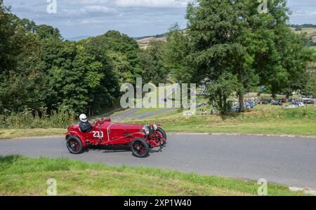 V.S.C.C. Prescott Speed Hill Climb event, Prescott Hill, Gotherington, Gloucestershire, Angleterre, ROYAUME-UNI. 3 et 4 août 2024. Les membres du Vintage Sports car Club (V.S.C.C.) qui participent au championnat de vitesse de la ronde 6 du club à l'historique Prescott Hill Climb. Cet événement de deux jours (essais du samedi / course du dimanche) avec plus de 260 voitures en action tout au long du week-end, fabriquées dès les années 10 et jusqu'à la fin des années 30 pour les voitures de sport et berlines et les voitures de course pré-1941 et la gamme de l'Austin 7, Bugatti, Ford modèle A etc. Cet événement se déroule sur le parcours court (880 yards/804,7 m) et Banque D'Images