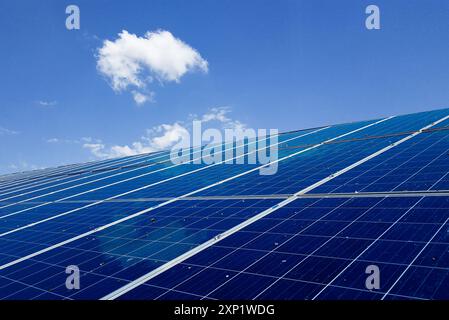 Panneaux de cellules solaires installés sur le toit pour obtenir l'énergie de la nature pour économiser l'énergie à long terme de l'utilisation. Banque D'Images