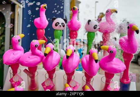 Canards soufflants à bulles en plastique rose en vente à Blackpool Pleasure Beach Banque D'Images