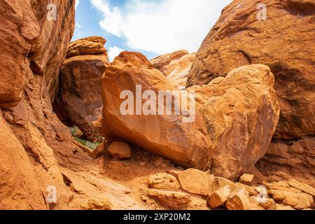 De grands rochers se trouvent sur le Fiery Furnace Trail dans le parc national d'Arches près de Moab, Utah. Banque D'Images