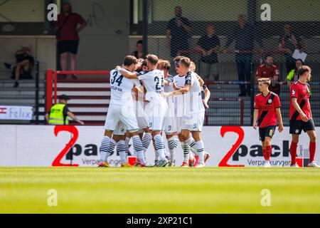 Die Mannschaft des SC Verl jubelt / jubeln nach Tor zum 1:1 durch Marcel Benger (SC Verl, #23), Torjubel, Jubel, Freude, Emotion GER, SC Verl v. SV Wehen Wiesbaden, Fussball, 3. Liga, 1. Spieltag, Spielzeit 2024/2025, 03.08.2024 le Règlement DFL interdit toute utilisation de photographes comme séquences d'images et/ou quasi-vidéo. Foto : Eibner-Pressefoto / Jan Strohdiek Banque D'Images