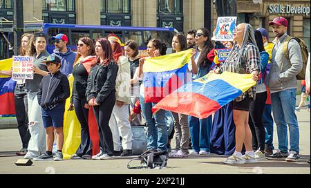 Glasgow, Écosse, Royaume-Uni. 3 août 2024. Météo britannique : manifestation du Venezuela sur la place george dans le centre-ville face au cénotaphe et au siège du gouvernement local dans les chambres de la ville. Crédit Gerard Ferry/Alamy Live News Banque D'Images