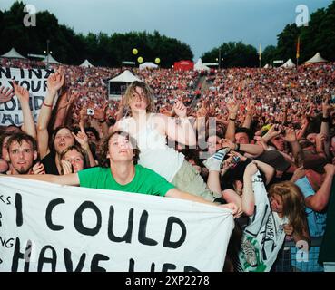 Fans enthousiastes au concert Red Hot Chili Peppers à Berlin, Stadium Arcadium Tour, capturant l'énergie et l'émotion de la musique live. Banque D'Images