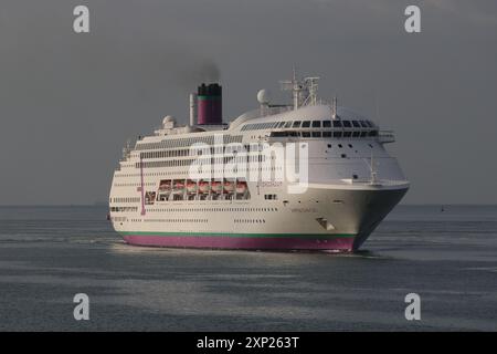 Le navire à passagers Ambassador Cruise Line MS AMBIENCE arrive en ville tôt le matin Banque D'Images