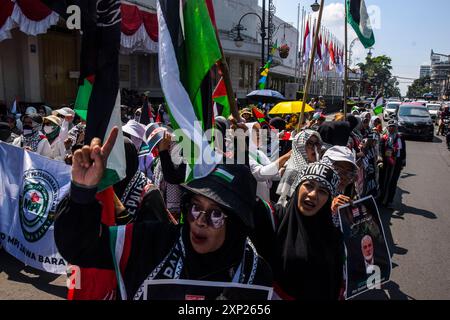 Bandung, Indonésie. 03 août 2024. Les manifestants pro-palestiniens en Indonésie devraient lancer des slogans lors d'une manifestation pro-palestinienne à Bandung, Java occidental, Indonésie, le 3 août 2024. Ils protestaient contre le meurtre du chef du Bureau politique du Hamas, Ismail Haniyeh, assassiné à Taheran, en Iran. Dans leur action, les manifestants se sont également prononcés pour mettre fin immédiatement au génocide en cours en Palestine par Israël qui dure depuis 300 jours jusqu'à aujourd'hui. (Photo de Dimas Rachmatsyah/Sipa USA) crédit : Sipa USA/Alamy Live News Banque D'Images