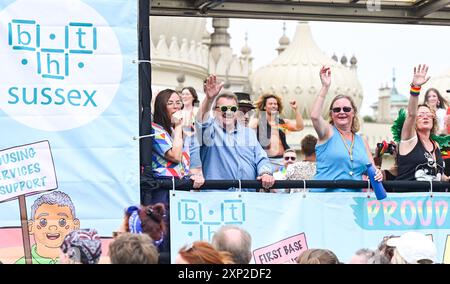 Brighton Royaume-Uni 3 août 2024 - des milliers de personnes prennent part à cette parade Brighton & Hove Pride Parade lors d'une journée blustery dans le Sud . Des milliers de personnes devraient participer au plus grand événement de la fierté du Royaume-Uni avec pour thème cette année LA JOIE – célébrer la vie , l'esprit et la résilience : crédit Simon Dack / Alamy Live News Banque D'Images