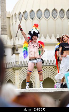 Brighton Royaume-Uni 3 août 2024 - des milliers de personnes prennent part à cette parade Brighton & Hove Pride Parade lors d'une journée blustery dans le Sud . Des milliers de personnes devraient participer au plus grand événement de la fierté du Royaume-Uni avec pour thème cette année LA JOIE – célébrer la vie , l'esprit et la résilience : crédit Simon Dack / Alamy Live News Banque D'Images