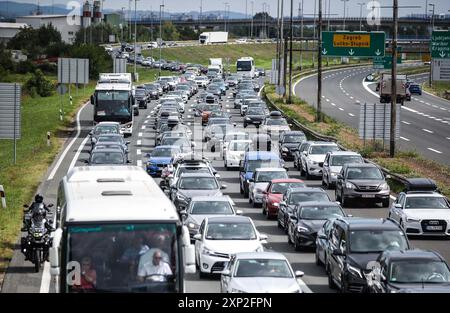 Zagreb, Croatie. 03 août 2024. Embouteillage sur la station de péage pendant la saison estivale à zagreb, Croatie le 03.juillet 2024. Photo : Slavko Midzor/PIXSELL crédit : Pixsell/Alamy Live News Banque D'Images
