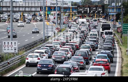 Zagreb, Croatie. 03 août 2024. Embouteillage sur la station de péage pendant la saison estivale à zagreb, Croatie le 03.juillet 2024. Photo : Slavko Midzor/PIXSELL crédit : Pixsell/Alamy Live News Banque D'Images