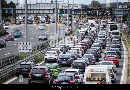 Zagreb, Croatie. 03 août 2024. Embouteillage sur la station de péage pendant la saison estivale à zagreb, Croatie le 03.juillet 2024. Photo : Slavko Midzor/PIXSELL crédit : Pixsell/Alamy Live News Banque D'Images