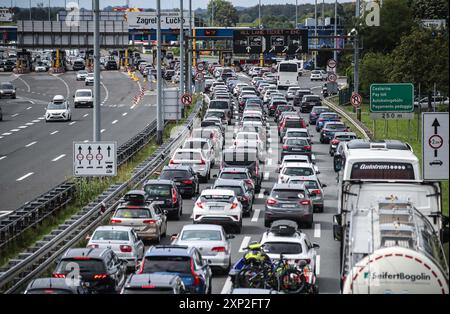 Zagreb, Croatie. 03 août 2024. Embouteillage sur la station de péage pendant la saison estivale à zagreb, Croatie le 03.juillet 2024. Photo : Slavko Midzor/PIXSELL crédit : Pixsell/Alamy Live News Banque D'Images