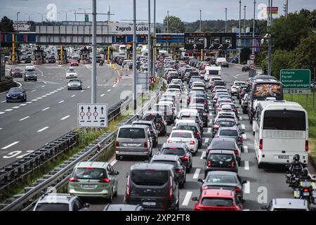 Zagreb, Croatie. 03 août 2024. Embouteillage sur la station de péage pendant la saison estivale à zagreb, Croatie le 03.juillet 2024. Photo : Slavko Midzor/PIXSELL crédit : Pixsell/Alamy Live News Banque D'Images
