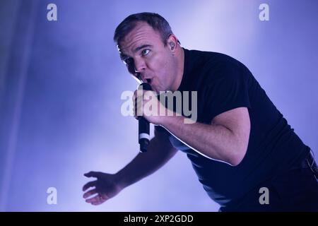 Sam Herring, chanteur expressif de future Islands, sur scène au Bearded Theory Festival en mai 2024 Banque D'Images