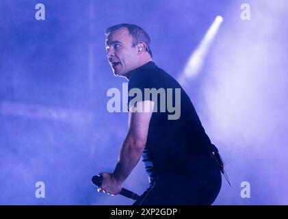 Sam Herring, chanteur expressif de future Islands, sur scène au Bearded Theory Festival en mai 2024 Banque D'Images