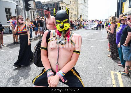 Brighton Royaume-Uni 3 août 2024 - des milliers de personnes prennent part à cette parade Brighton & Hove Pride Parade lors d'une journée blustery dans le Sud . Des milliers de personnes devraient participer au plus grand événement de la fierté du Royaume-Uni avec pour thème cette année LA JOIE – célébrer la vie , l'esprit et la résilience : crédit Simon Dack / Alamy Live News Banque D'Images