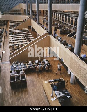 Intérieur spacieux de Bibliotheca Alexandrina avec des étudiants qui étudient et travaillent sur des bureaux à différents niveaux Banque D'Images