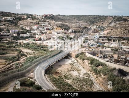 Vue aérienne de la fortification de la frontière européenne entre l'Espagne et le Maroc à Melilla. La frontière comporte des clôtures de six mètres de haut avec des caméras infrarouges, des détecteurs de mouvement et des capteurs sonores. Photo prise en juin 2012. Banque D'Images