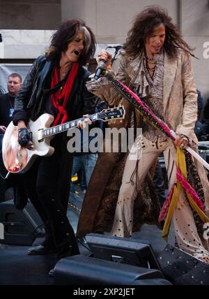 Le guitariste Joe Perry et le chanteur Steven Tyler d'Aerosmith jouent sur Today de NBC au Rockefeller Plaza le 2 novembre 2012 à New York. Banque D'Images