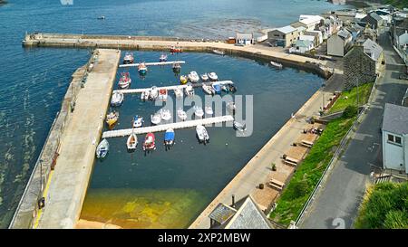 Gardenstown Aberdeenshire Écosse les murs du port amarraient les bateaux et la mer bleu vert à marée haute en été Banque D'Images