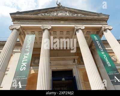 Vue de face rapprochée de l'entrée du Ashmolean Museum of Art and Archaeology de Beaumont Street à Oxford UK Banque D'Images