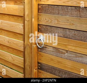 Portail en bois avec serrure à anneau pour la sécurité et la sûreté dans le jardin d'une maison au Royaume-Uni. Les planches sont horizontales Banque D'Images