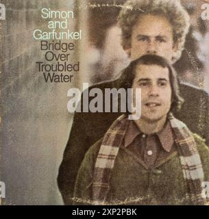 Bridge Over Troubled Water, classique de Simon et Garfunkel de 1970 reprise de l'album par le duo folk rock américain Banque D'Images