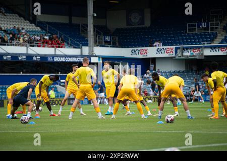 3 août 2024 ; stade Loftus Road, Shepherds Bush, West London, Angleterre; avant-saison Football Friendly, Queens Park Rangers contre Brighton et Hove Albion ; l'équipe de Brighton se réchauffe pour le match crédit : action plus Sports images/Alamy Live News Banque D'Images