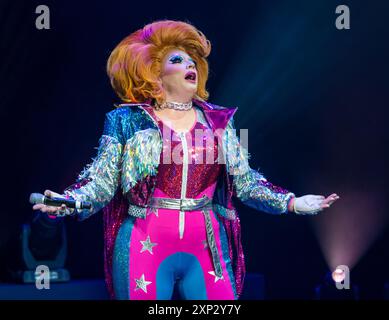 Edinburgh, Écosse, Royaume-Uni, 03 août 2024, Edinburgh Festival Fringe : The Pleasance lance ses spectacles pour le 2024 Fringe, son 40e anniversaire. Photo : vainqueur de Drag Race UK, Drag Artist Ginger Johnson. Crédit : Sally Anderson/Alamy Live News Banque D'Images