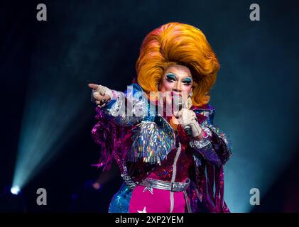 Edinburgh, Écosse, Royaume-Uni, 03 août 2024, Edinburgh Festival Fringe : The Pleasance lance ses spectacles pour le 2024 Fringe, son 40e anniversaire. Photo : vainqueur de Drag Race UK, Drag Artist Ginger Johnson. Crédit : Sally Anderson/Alamy Live News Banque D'Images