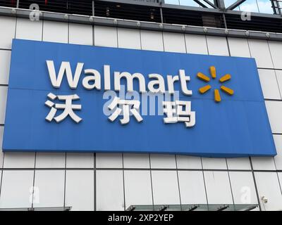 Nanning, Chine - 8 octobre 2023. Enseigne du magasin Walmart. Walmart Inc. Est une multinationale américaine de vente au détail qui exploite une chaîne d'hypermarchés. Banque D'Images