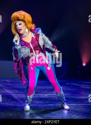 Edinburgh, Écosse, Royaume-Uni, 03 août 2024, Edinburgh Festival Fringe : The Pleasance lance ses spectacles pour le 2024 Fringe, son 40e anniversaire. Photo : vainqueur de Drag Race UK, Drag Artist Ginger Johnson. Crédit : Sally Anderson/Alamy Live News Banque D'Images