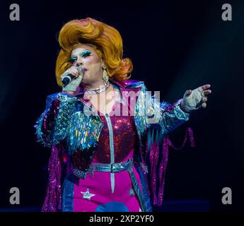 Edinburgh, Écosse, Royaume-Uni, 03 août 2024, Edinburgh Festival Fringe : The Pleasance lance ses spectacles pour le 2024 Fringe, son 40e anniversaire. Photo : vainqueur de Drag Race UK, Drag Artist Ginger Johnson. Crédit : Sally Anderson/Alamy Live News Banque D'Images